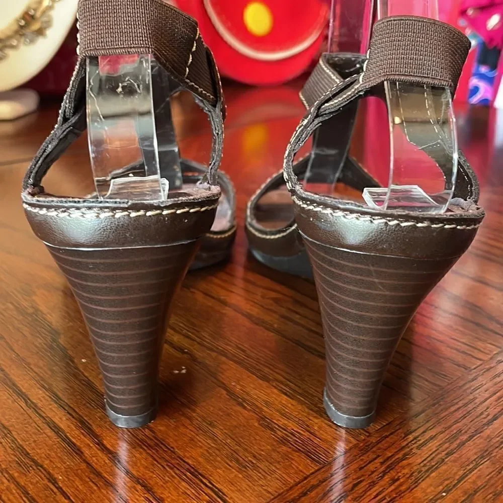 Aerosoles Loomy Tunes brown fabric T-Strap heeled comfort sandals